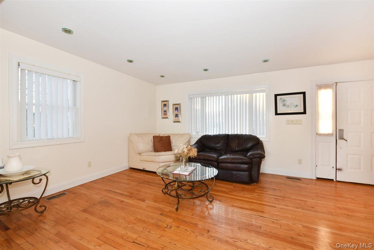 300 Pennsylvania Avenue Property Photo 4