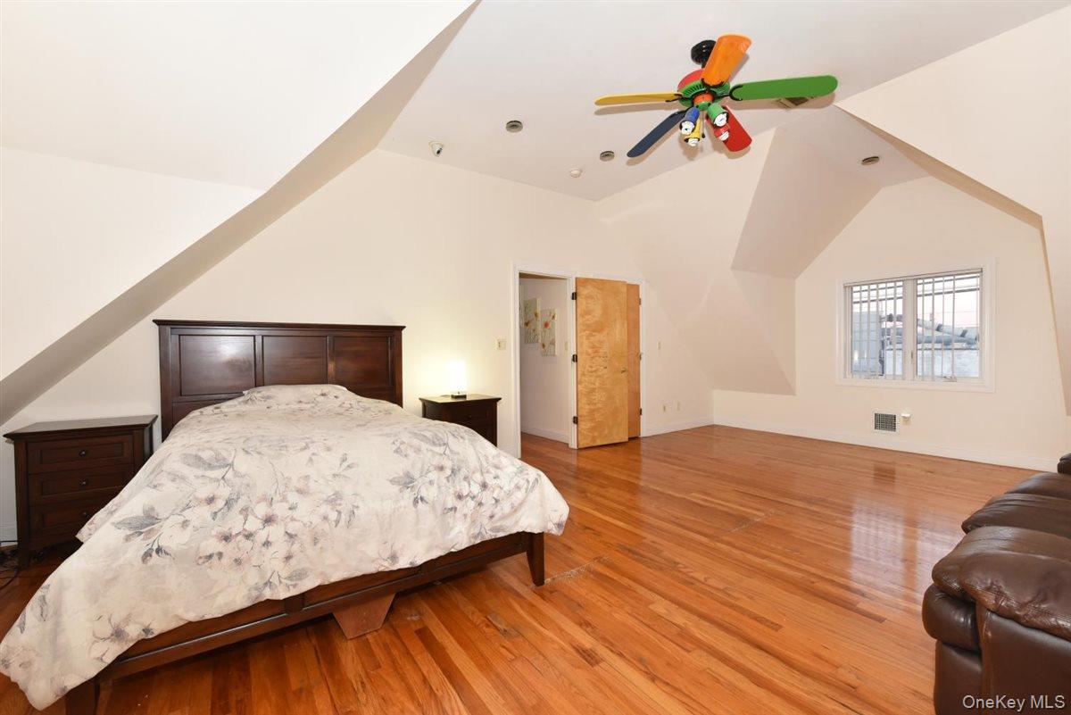 300 Pennsylvania Avenue Property Photo 18