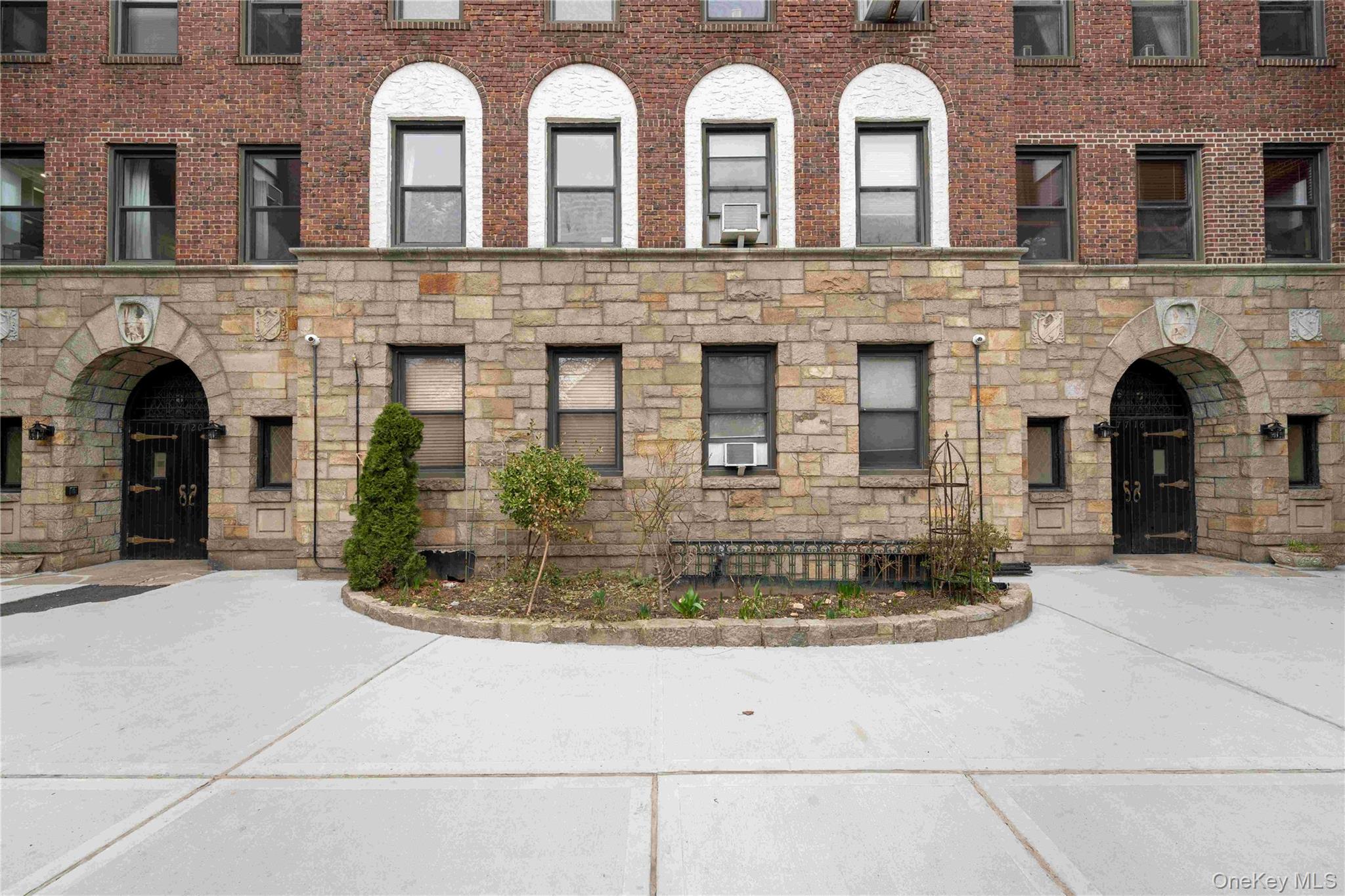 77-16 Austin Street 4L Property Photo 1