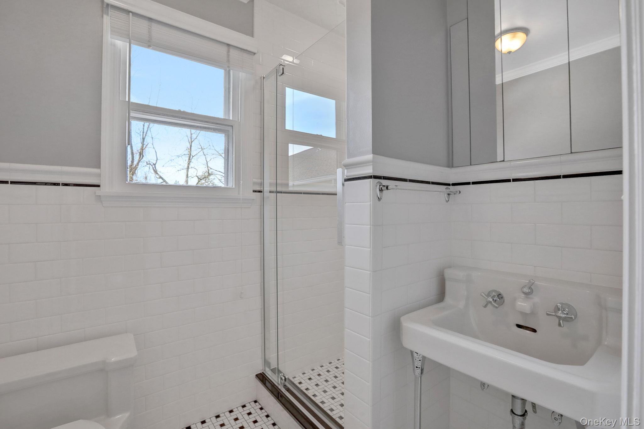 411 Albany Avenue Property Photo 10