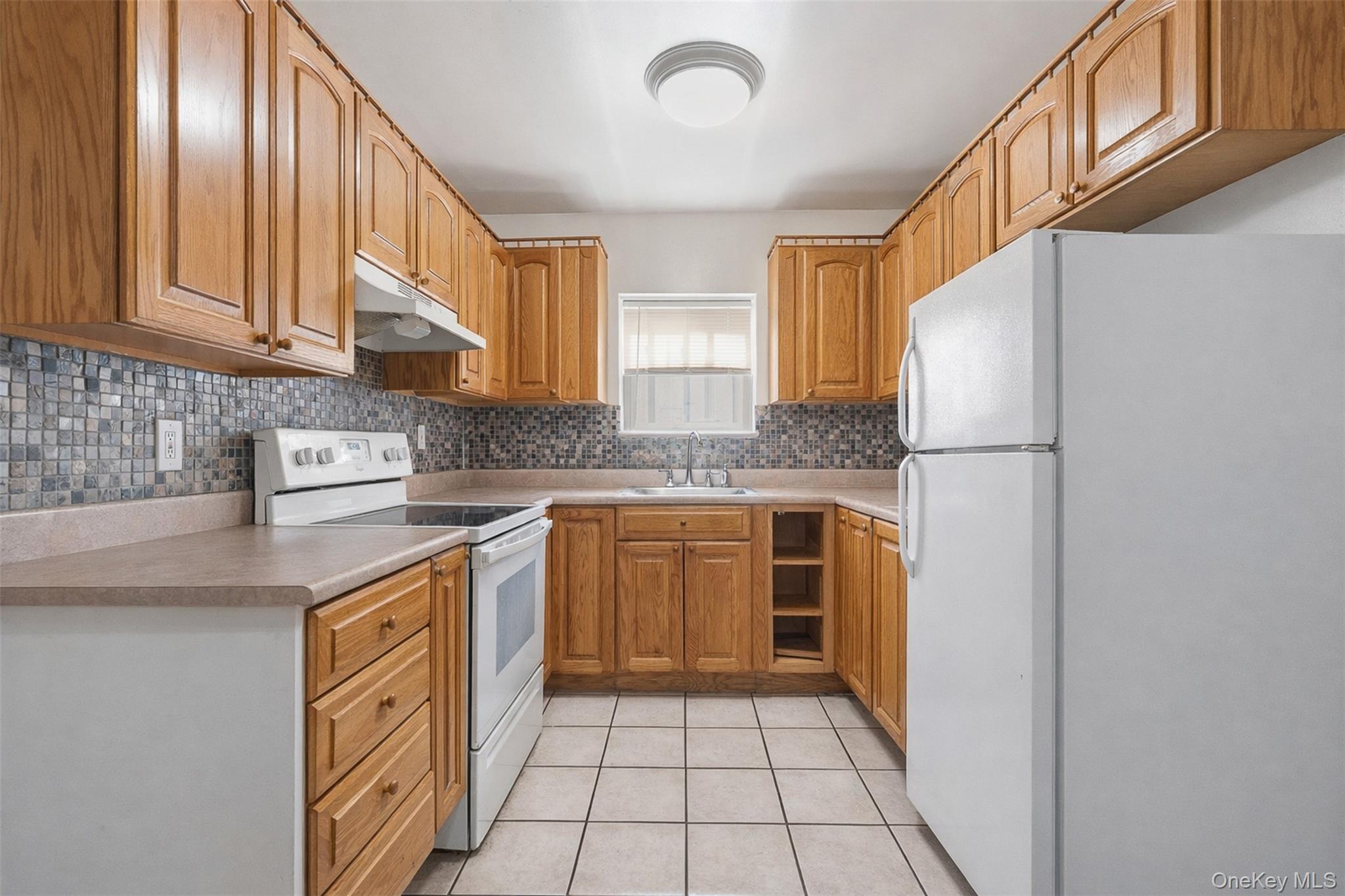 1677 Unionport Road Property Photo 5