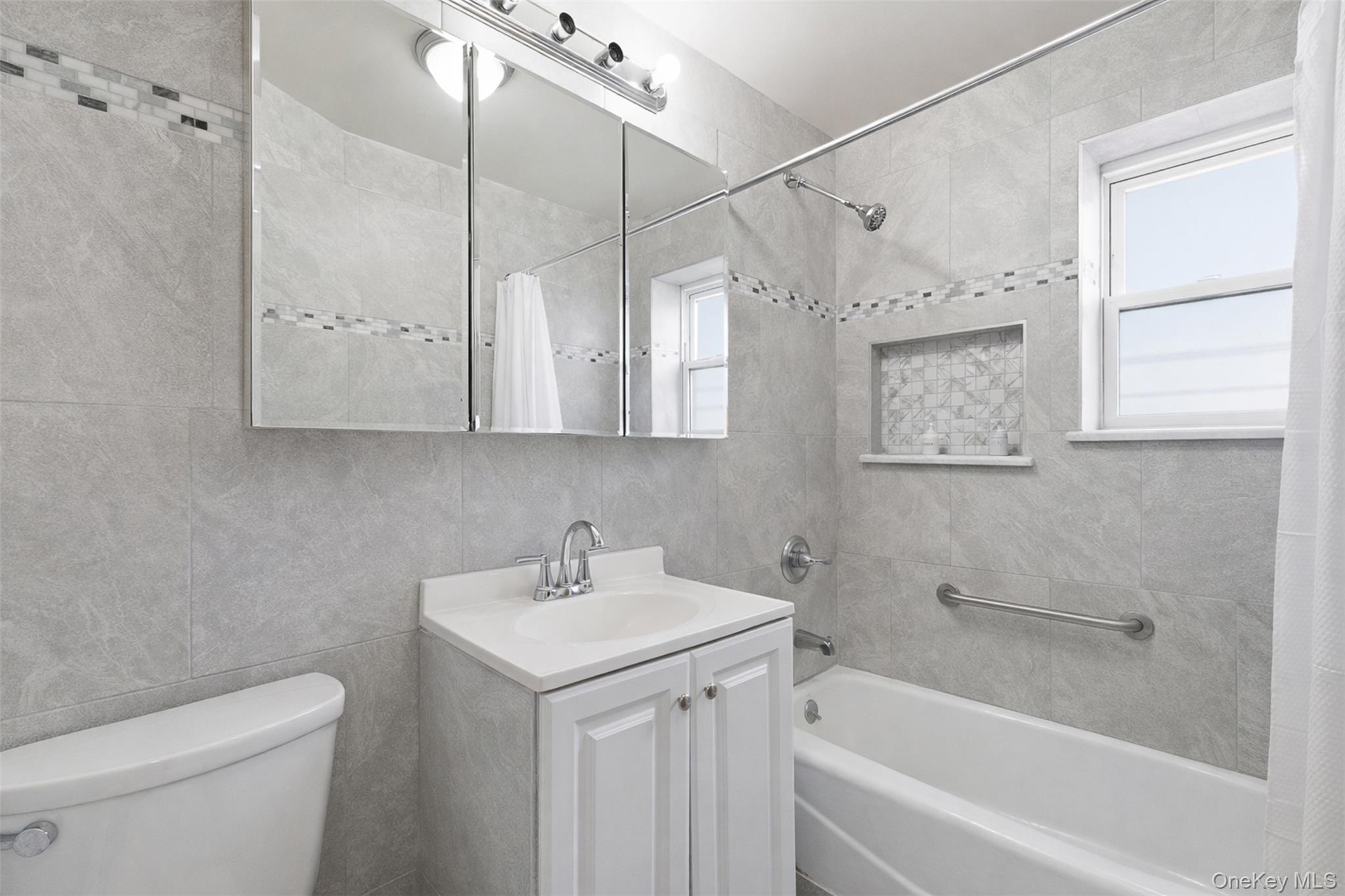 1677 Unionport Road Property Photo 11
