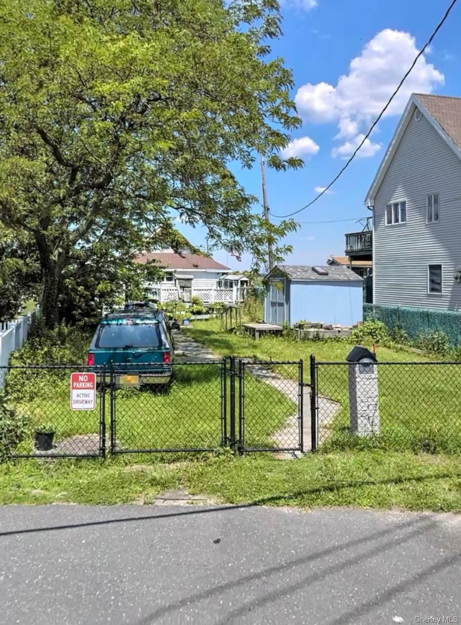 631 Cross Bay Boulevard Property Photo 4