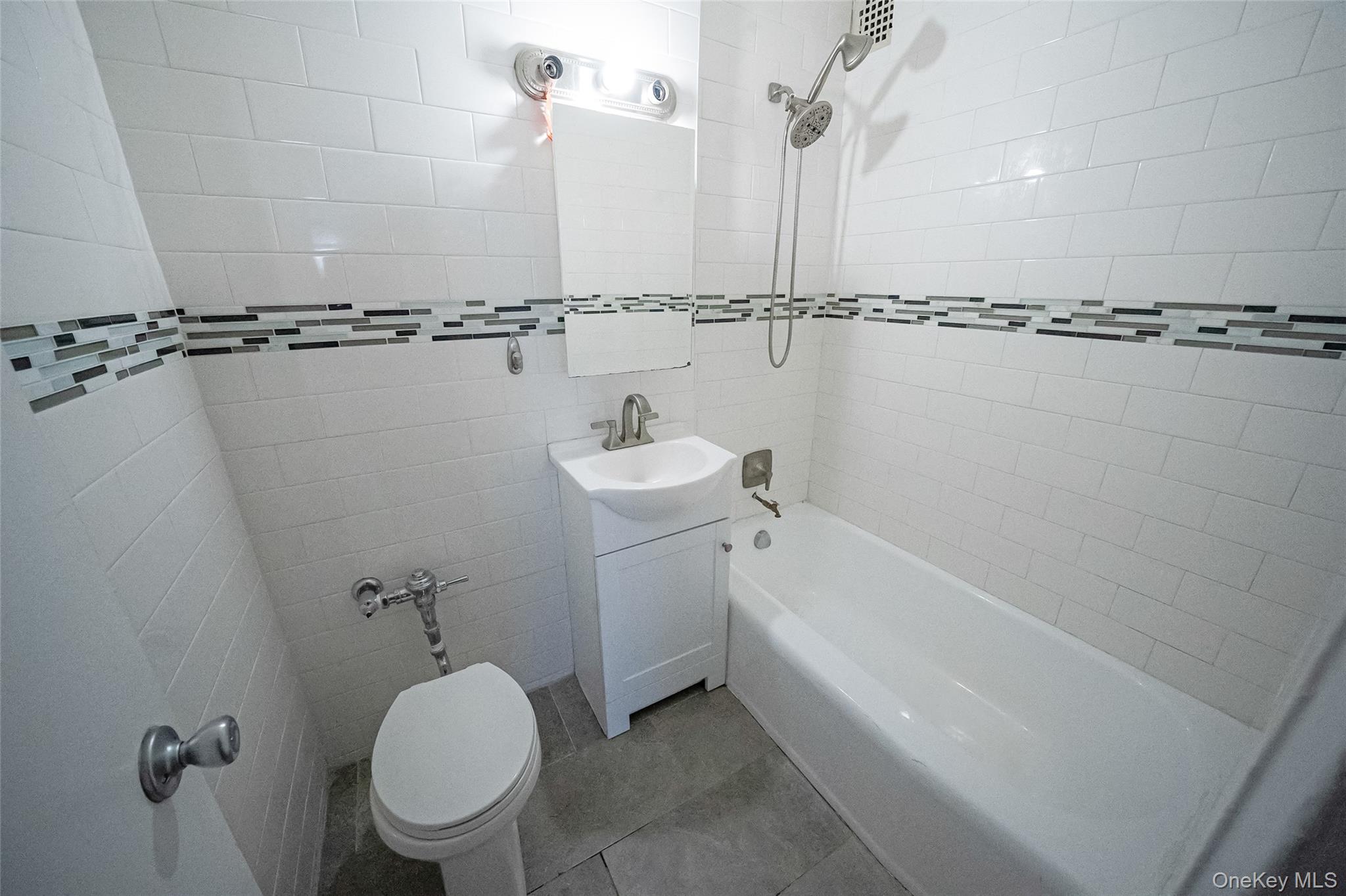 60 Hempstead Avenue 1o Property Photo 13