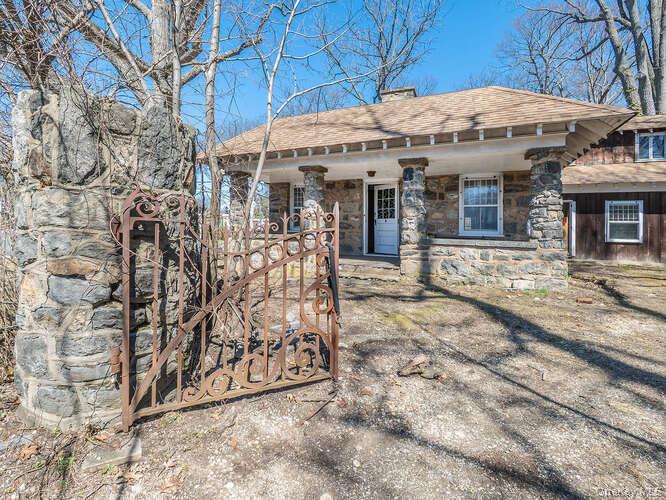 1425 Middle Neck Road Property Photo 1