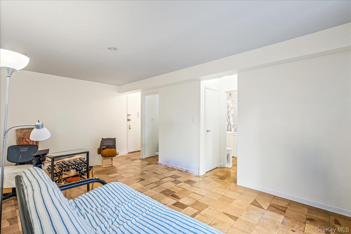14215 Franklin Avenue 3a Property Photo 8