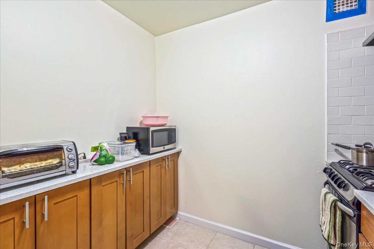 14215 Franklin Avenue 3a Property Photo 10