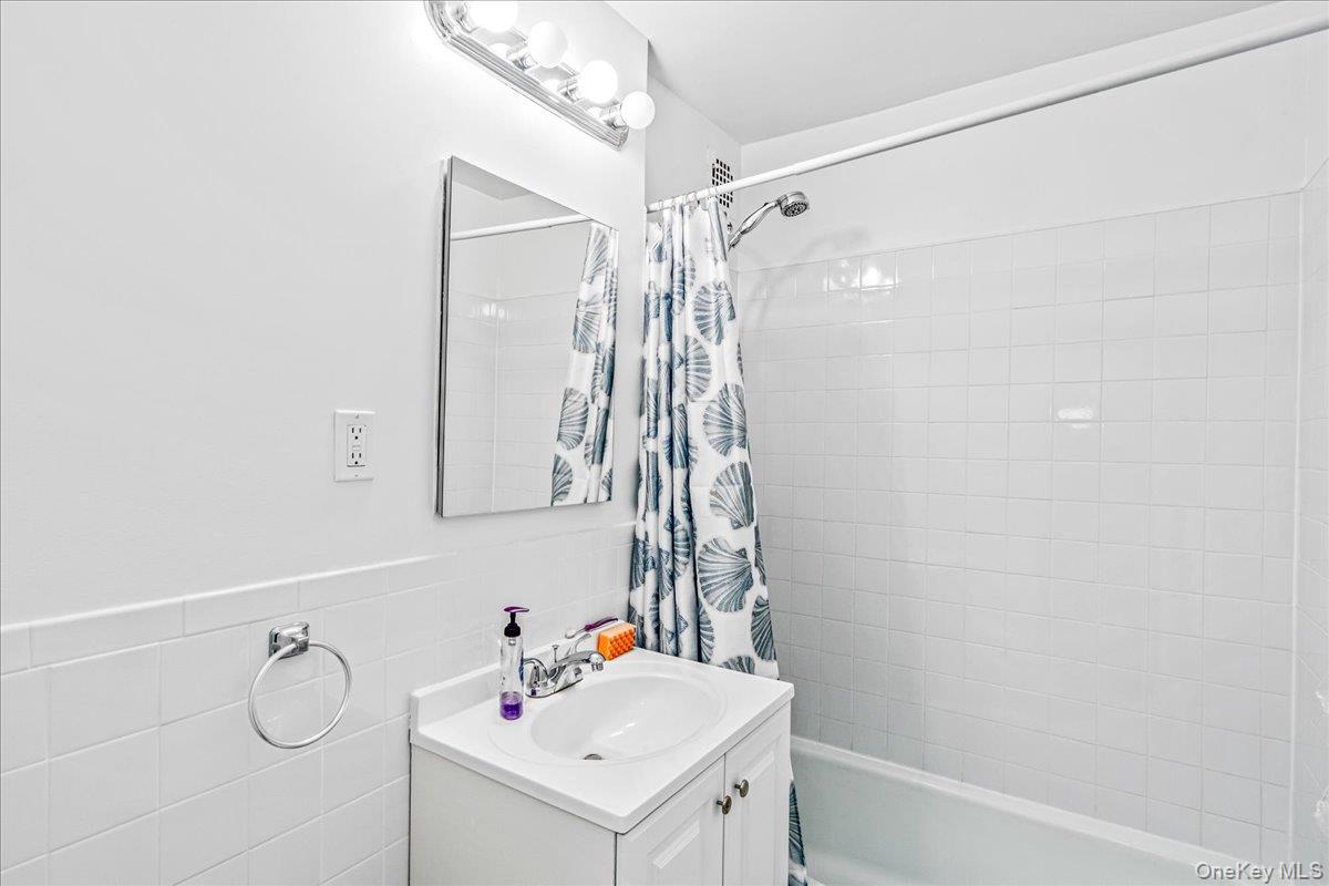 14215 Franklin Avenue 3a Property Photo 12