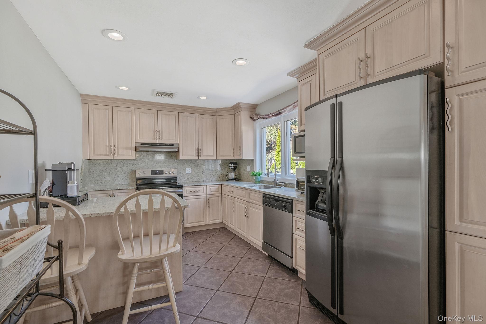 43 Hallock Avenue Property Photo 17