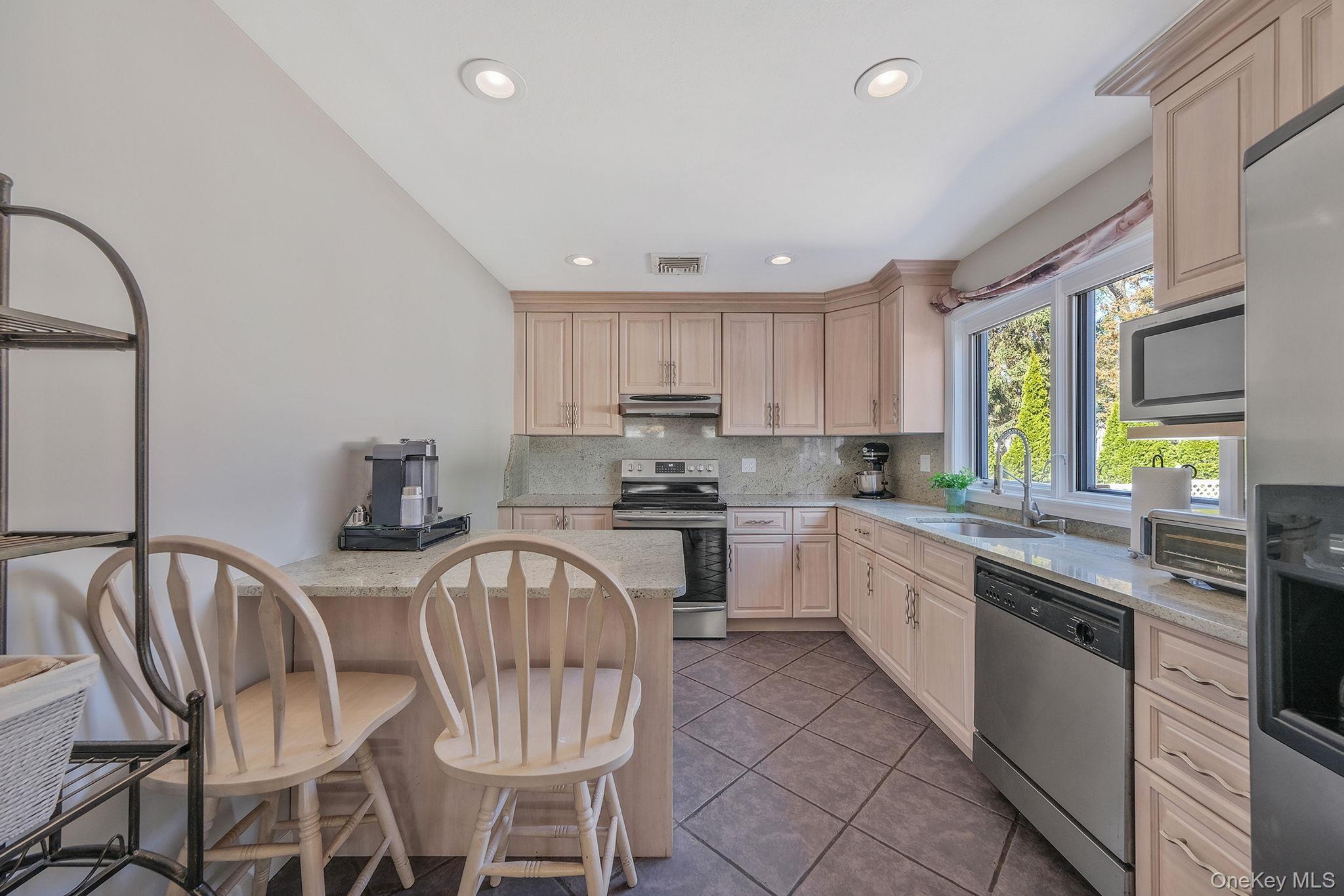 43 Hallock Avenue Property Photo 18