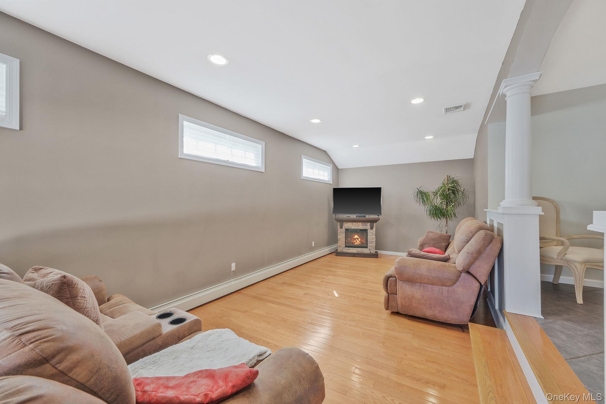 43 Hallock Avenue Property Photo 25