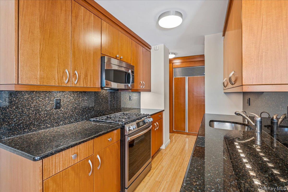 17-85 215th Street 8g Property Photo 10