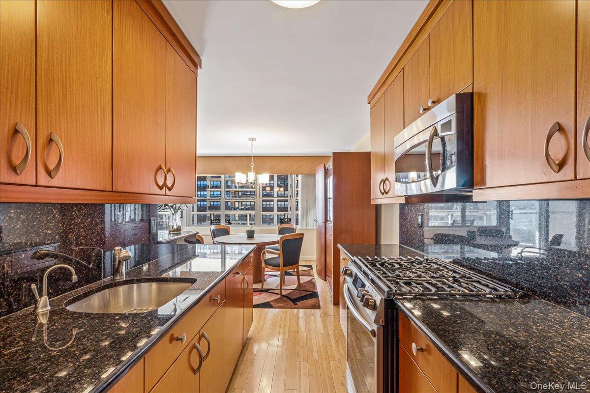17-85 215th Street 8g Property Photo 12
