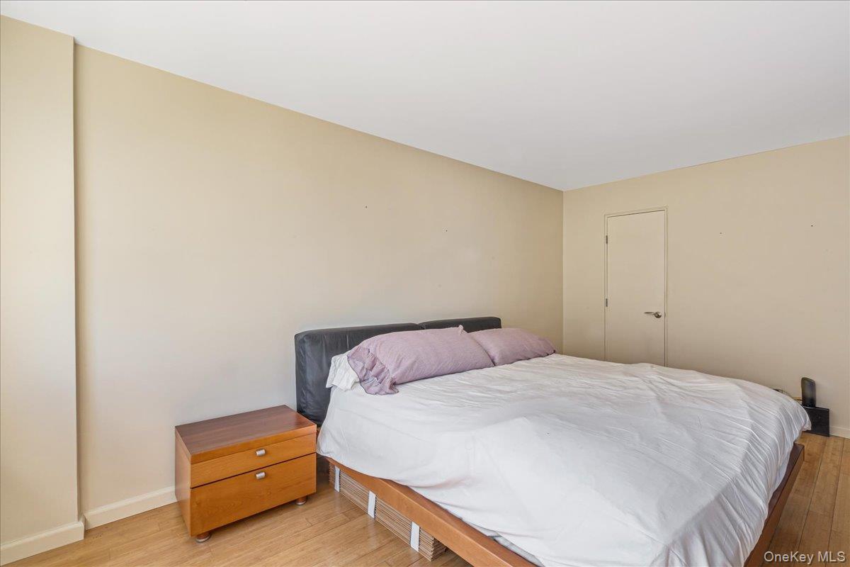 17-85 215th Street 8g Property Photo 15