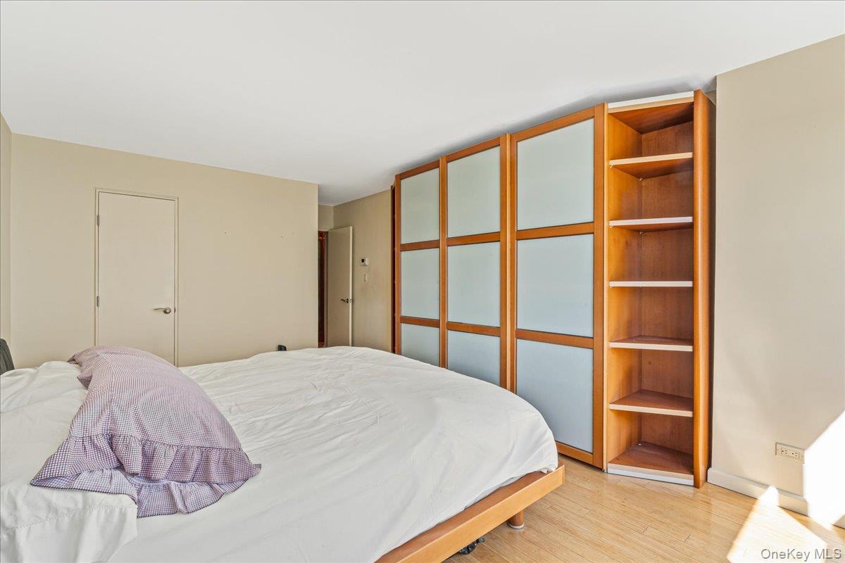 17-85 215th Street 8g Property Photo 16