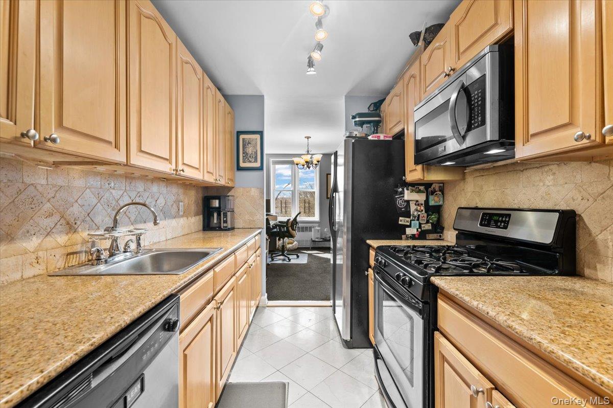 65-15 Alderton Street 5e Property Photo 5