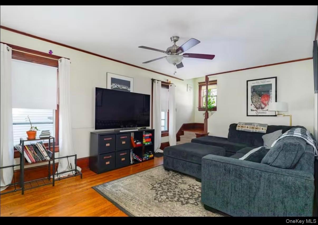 10 Oakwood Boulevard Property Photo 3