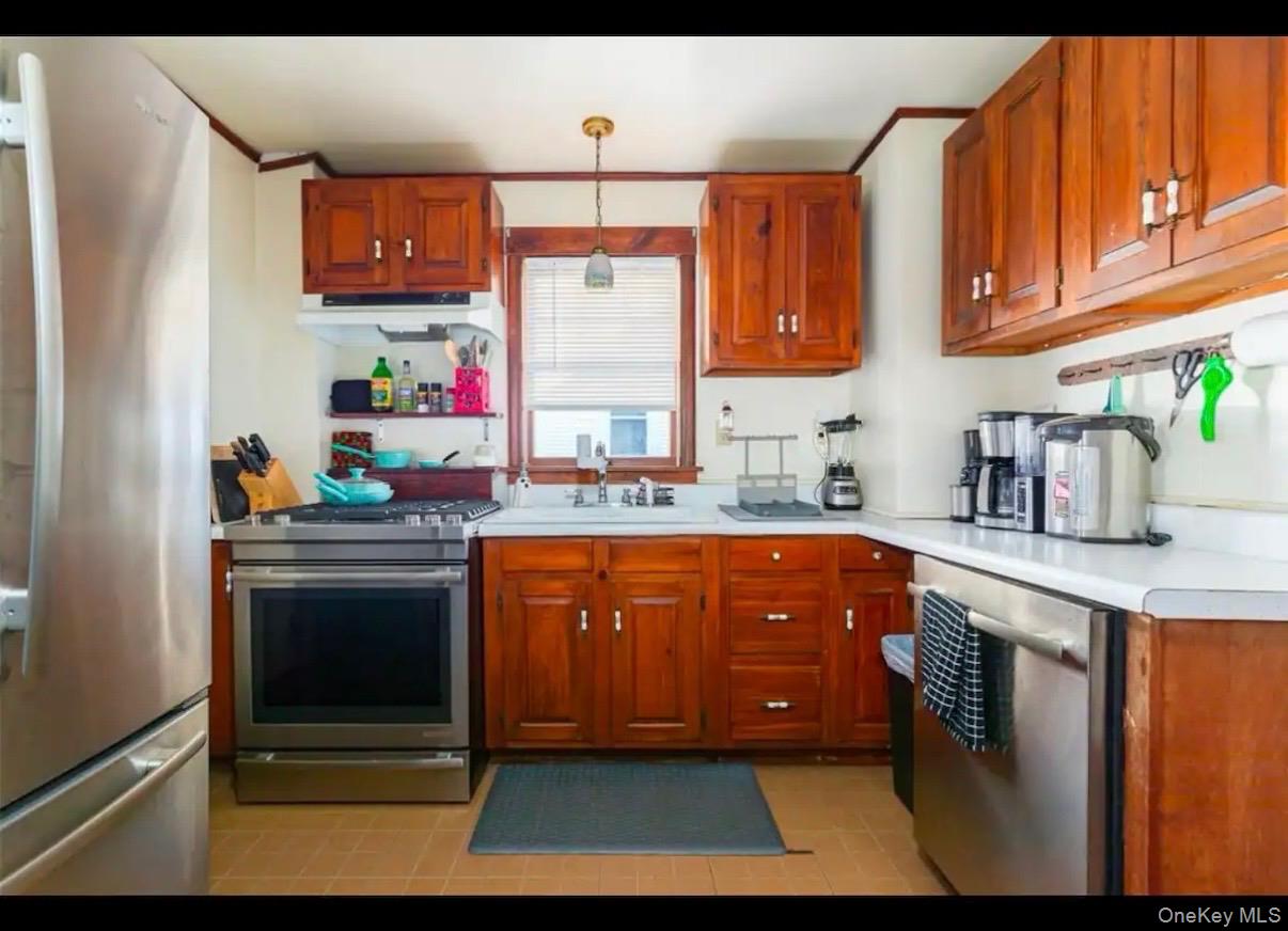 10 Oakwood Boulevard Property Photo 4