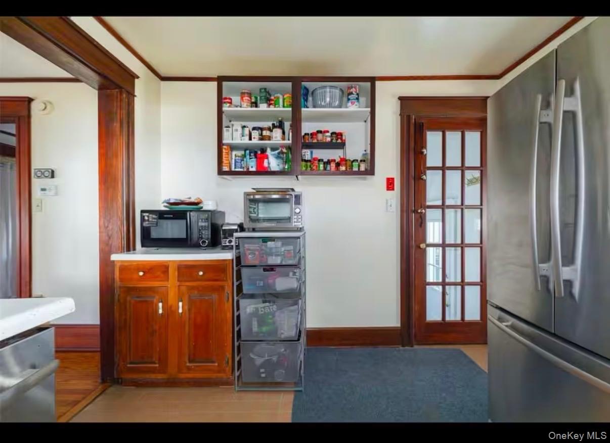 10 Oakwood Boulevard Property Photo 6