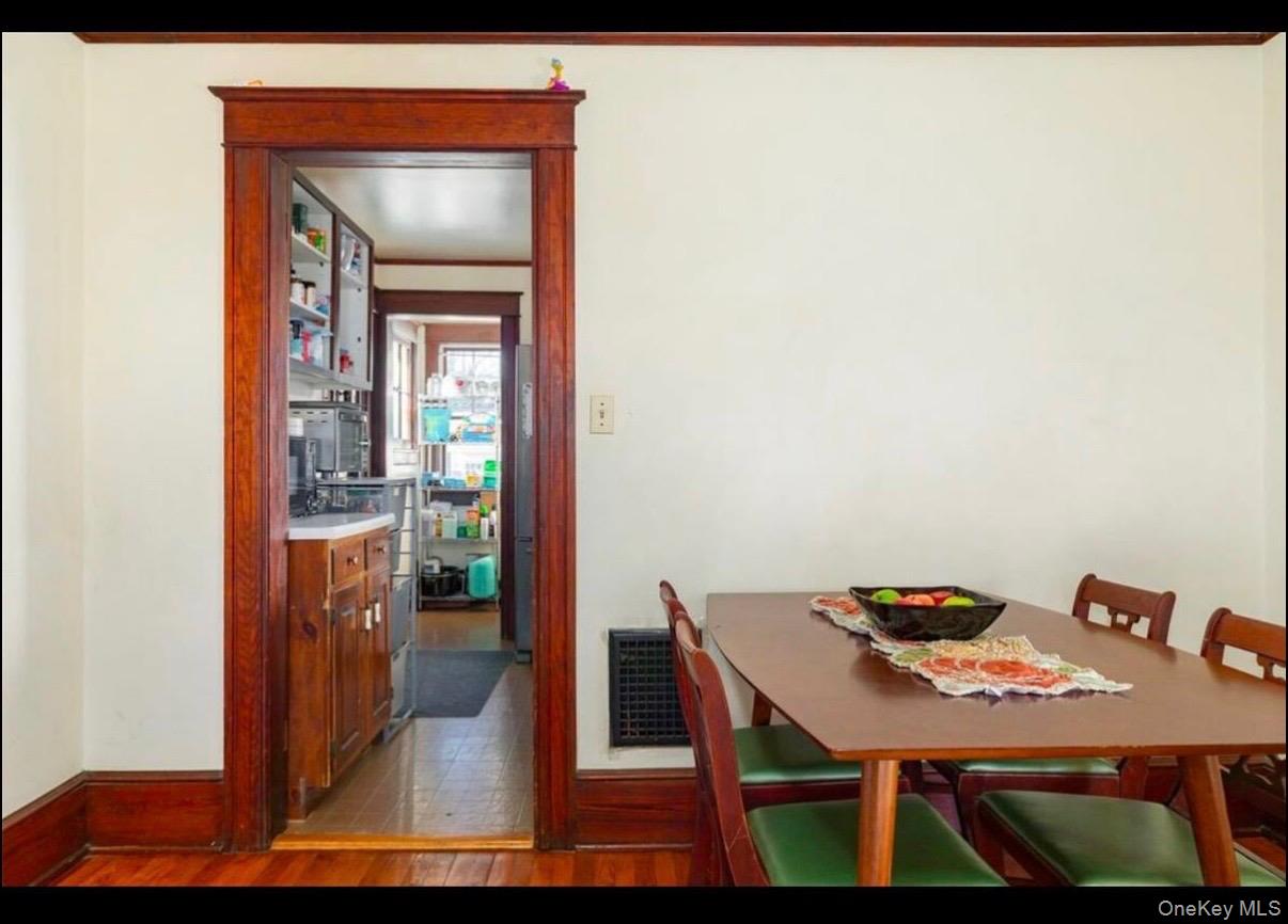 10 Oakwood Boulevard Property Photo 7