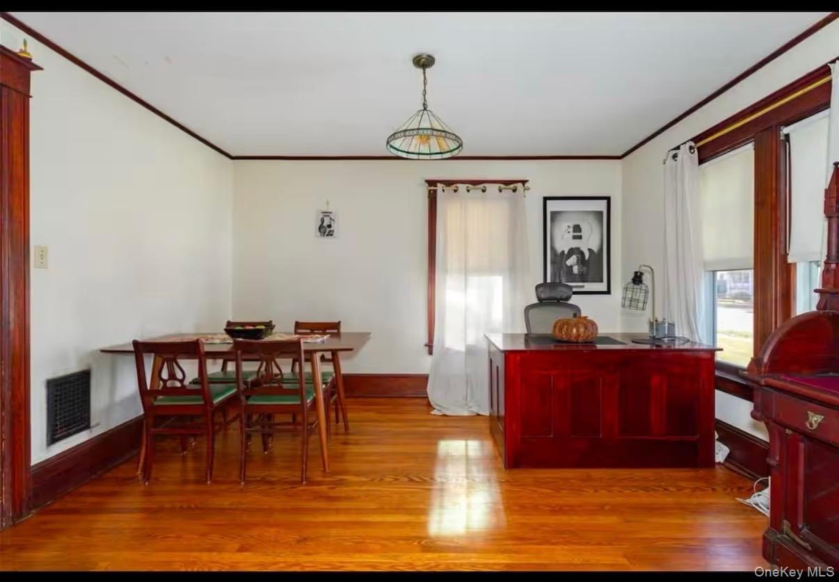 10 Oakwood Boulevard Property Photo 8