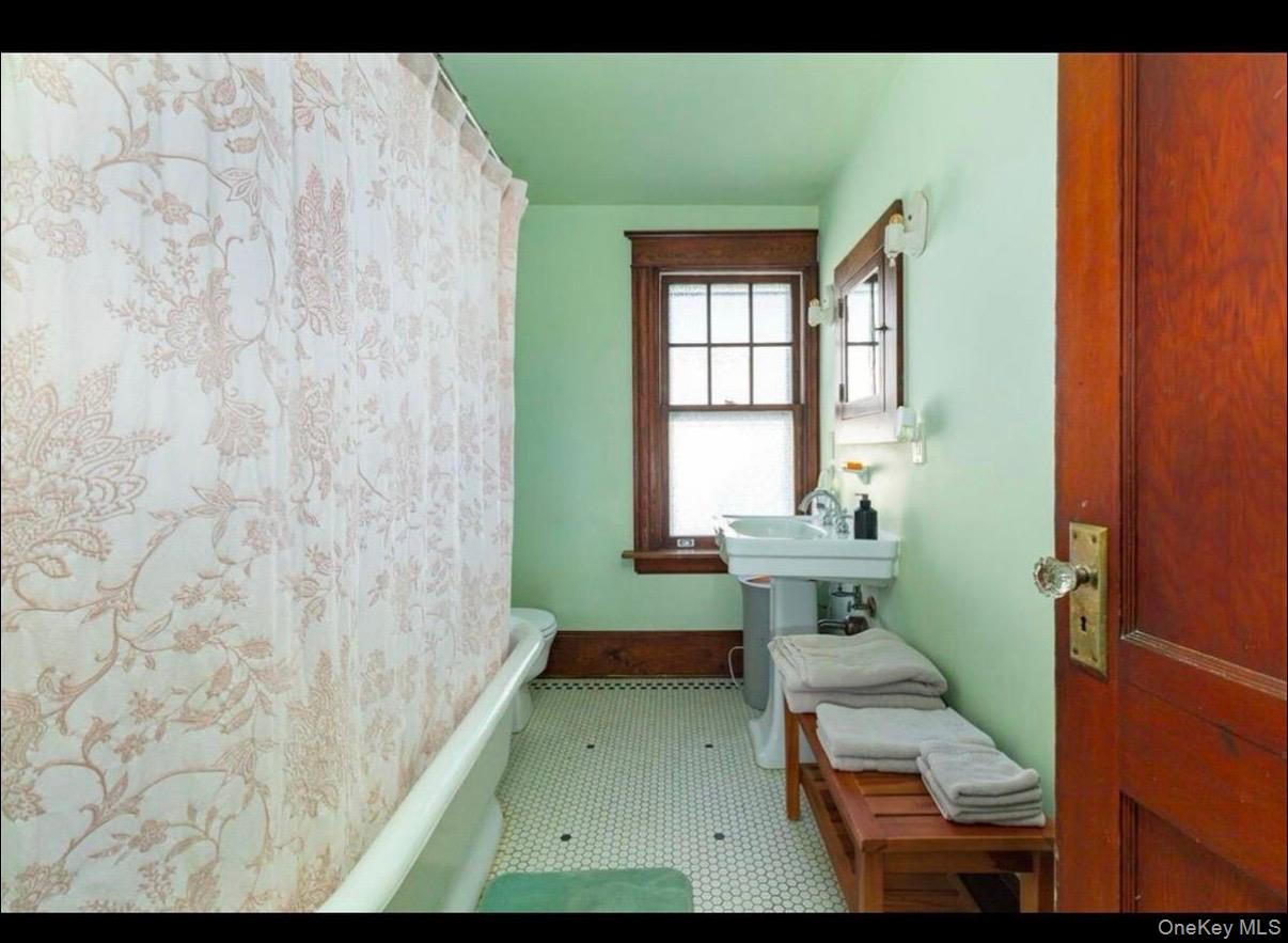 10 Oakwood Boulevard Property Photo 14