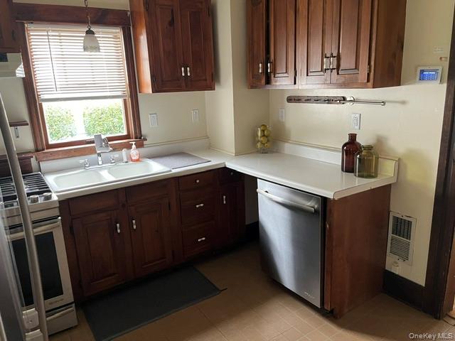 10 Oakwood Boulevard Property Photo 17