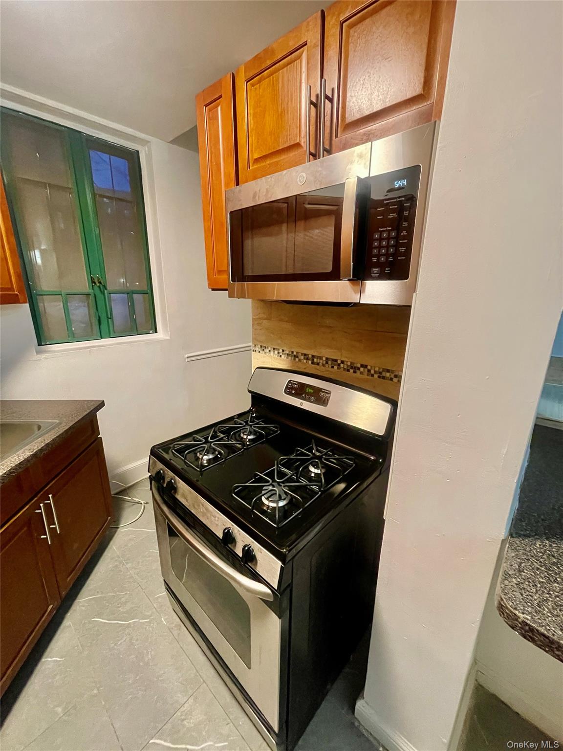 1594 Metropolitan Avenue Td Property Photo 6