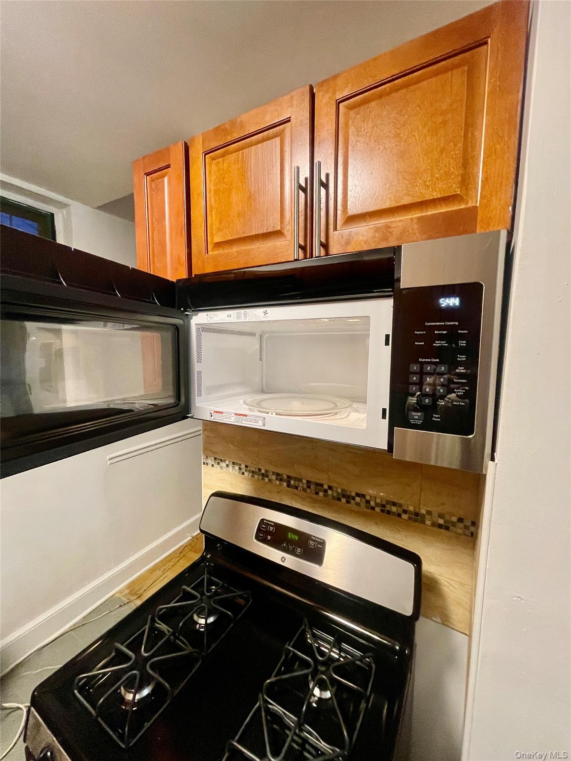 1594 Metropolitan Avenue Td Property Photo 8