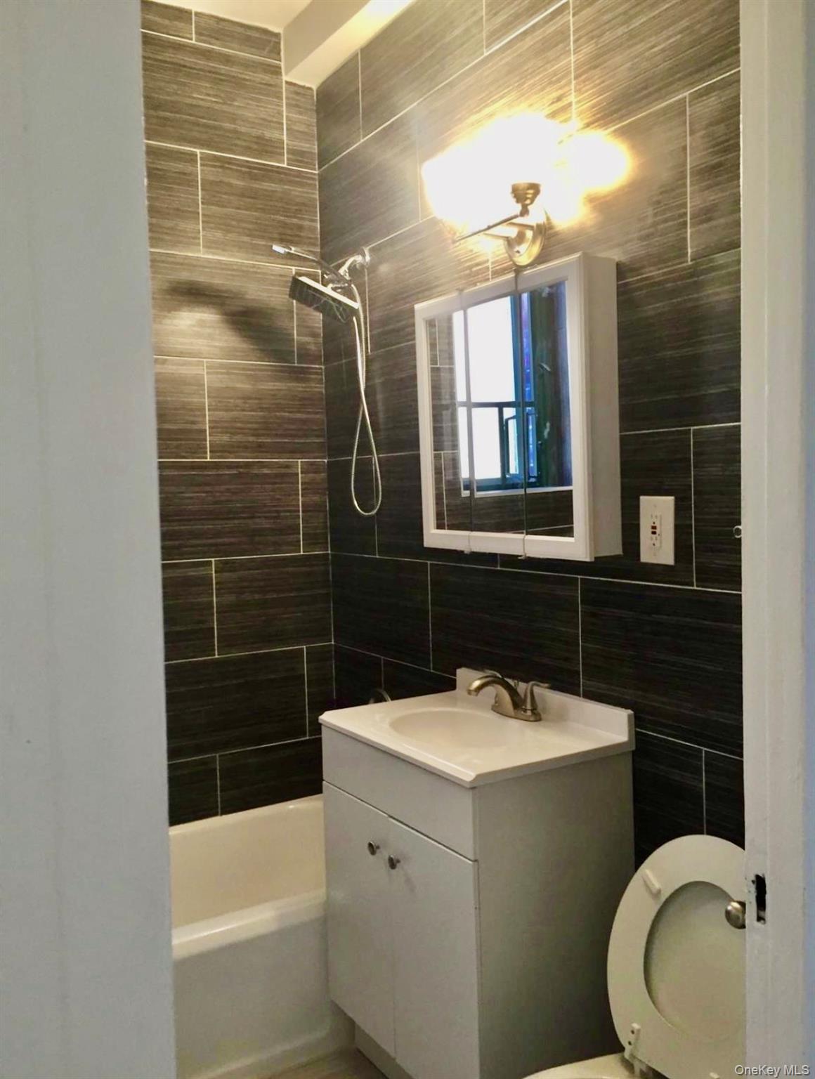 1594 Metropolitan Avenue Td Property Photo 16