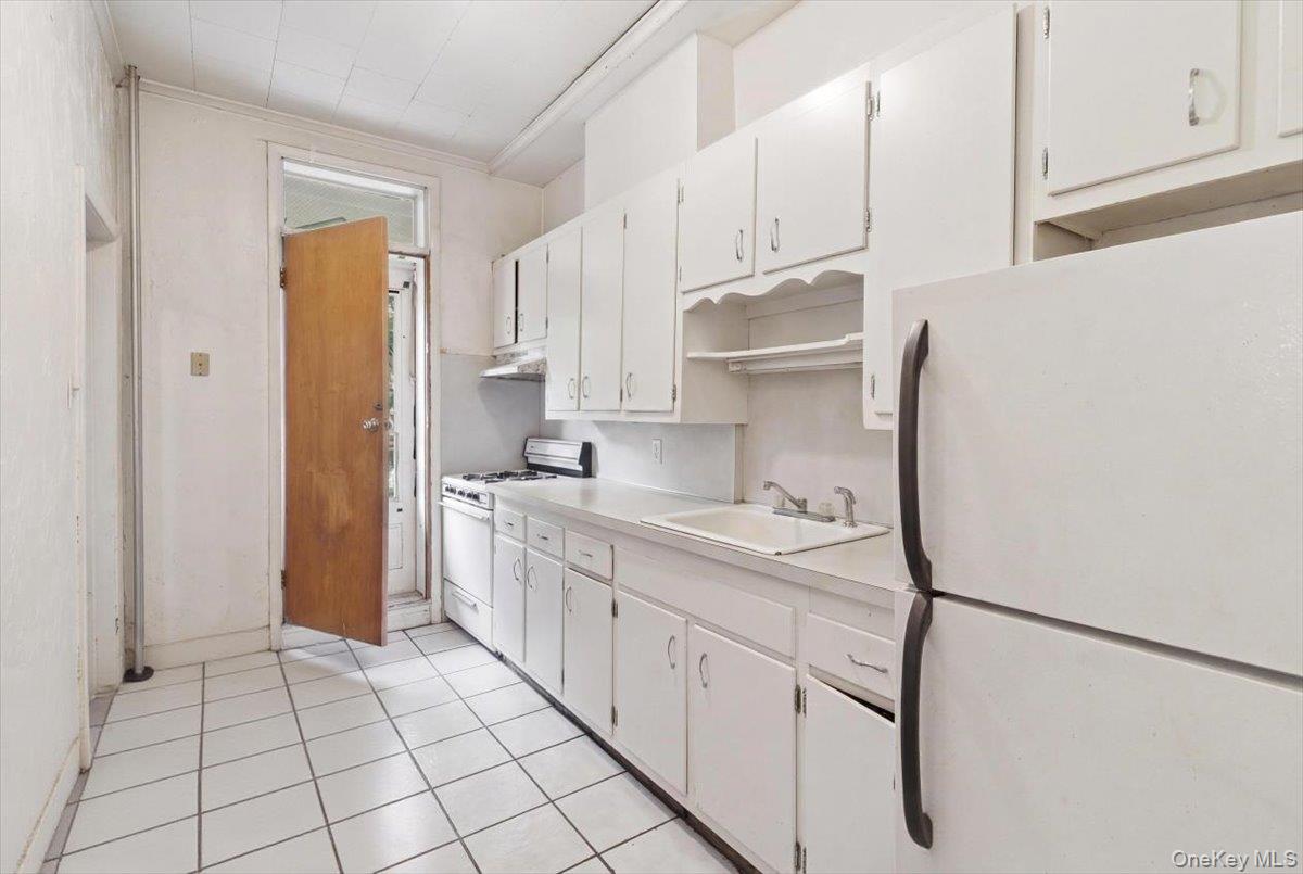 6063 Catalpa Avenue Property Photo 6