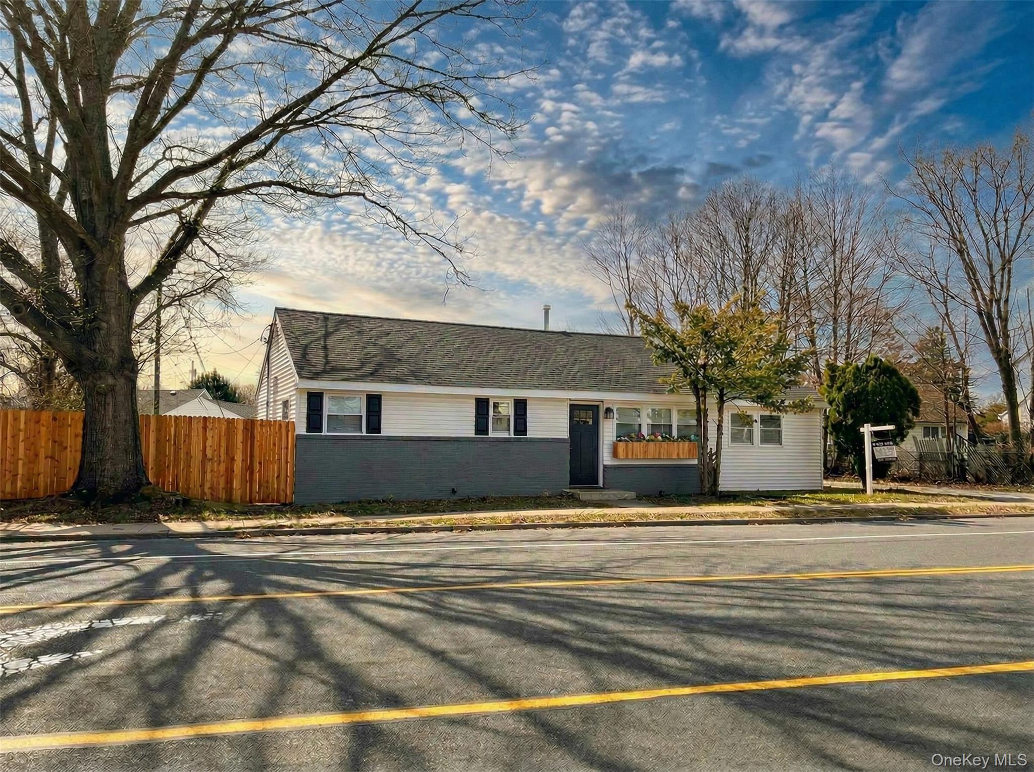 3323 Great Neck Road Property Photo 1