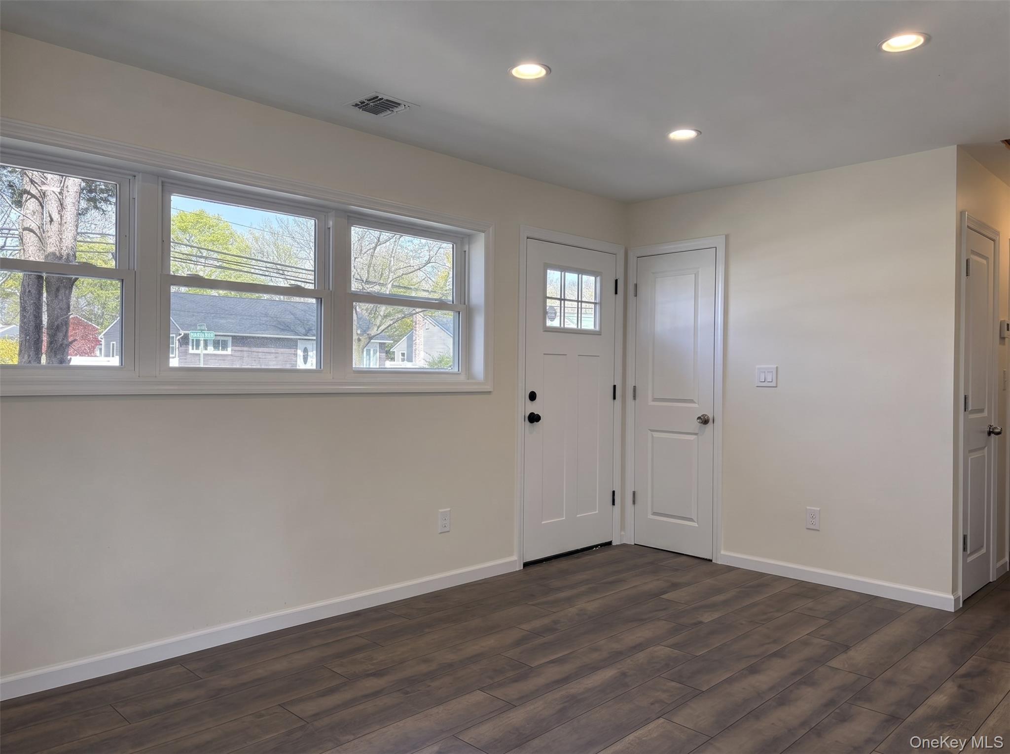 3323 Great Neck Road Property Photo 2