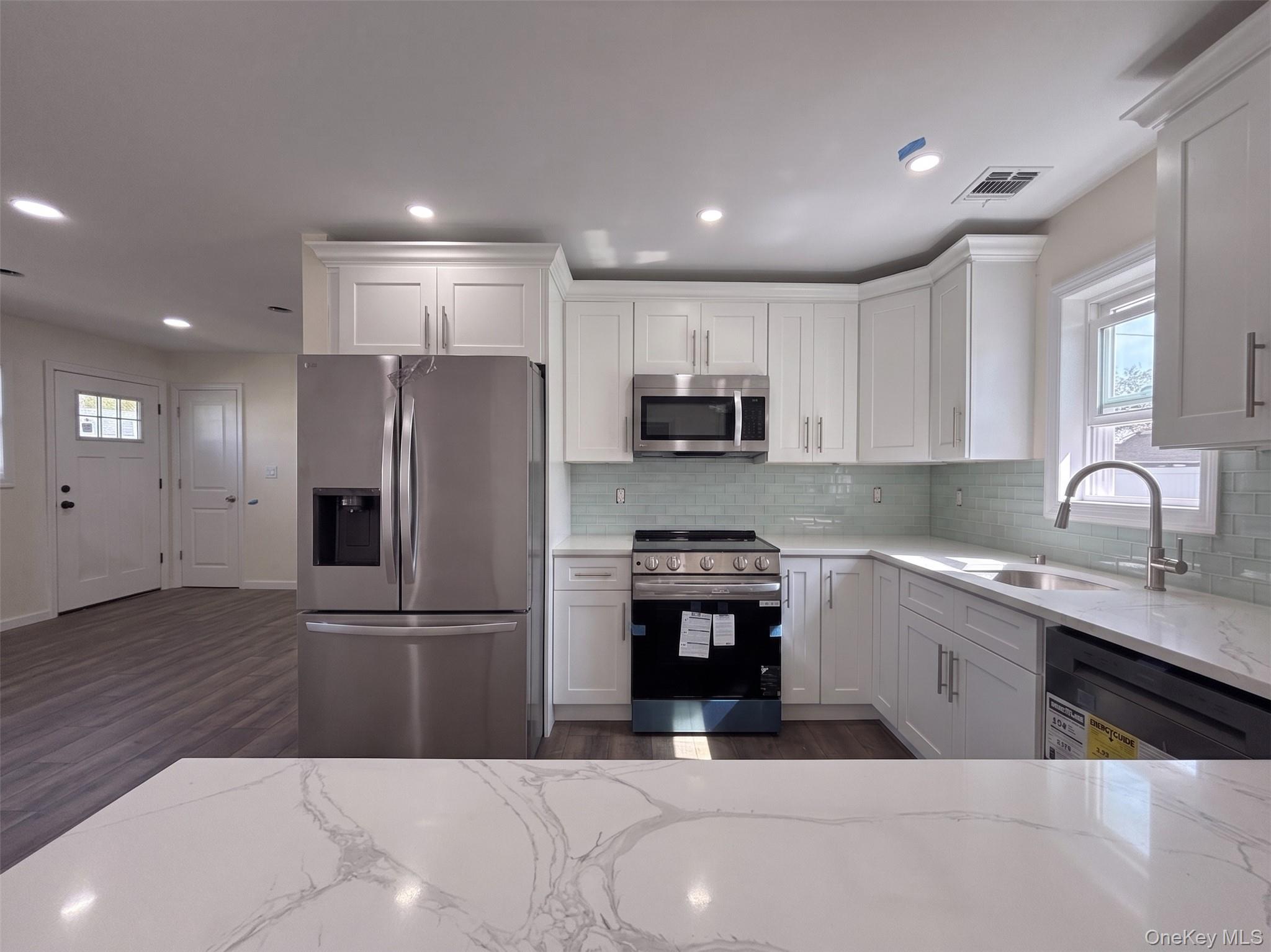 3323 Great Neck Road Property Photo 4
