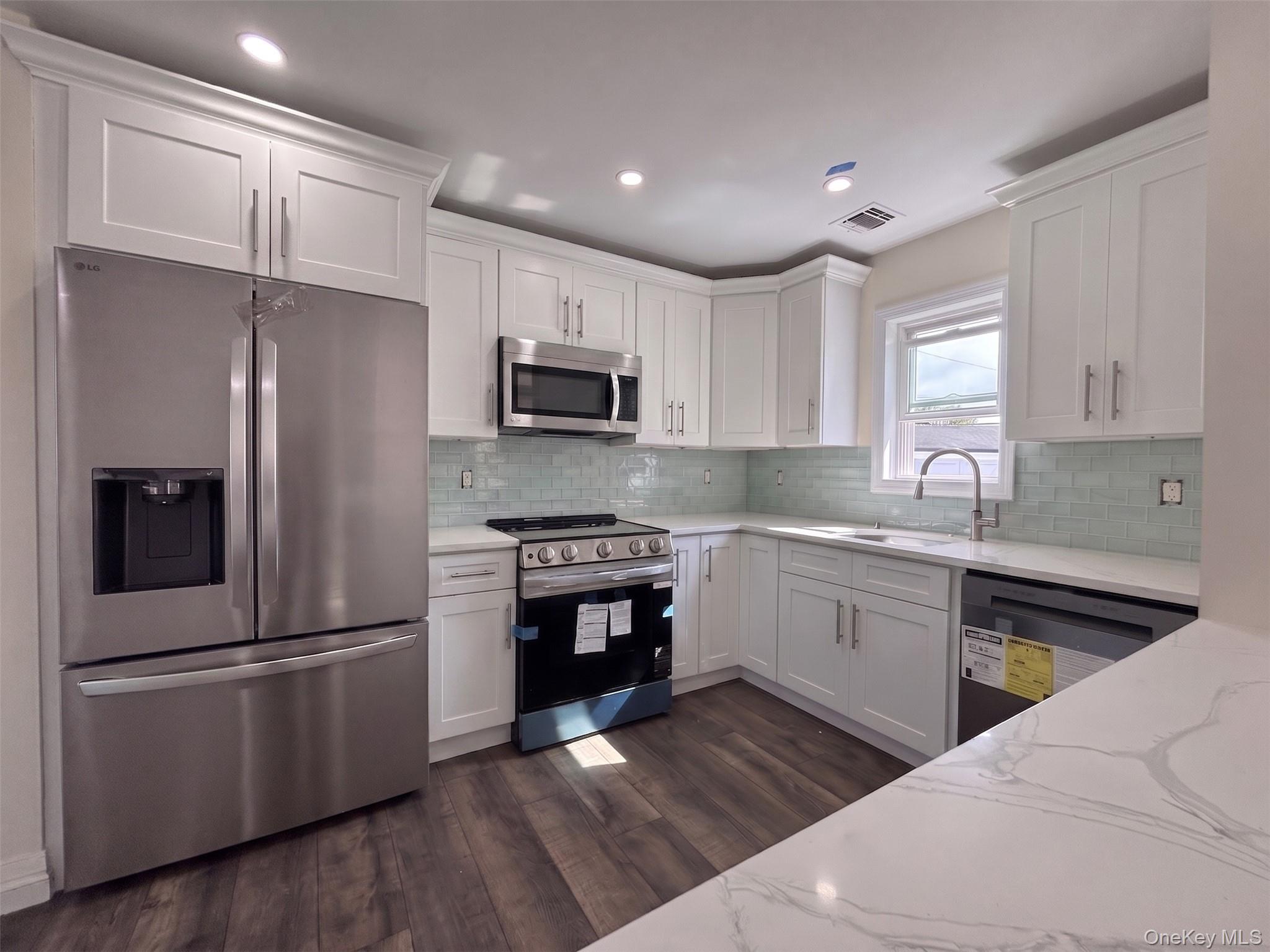 3323 Great Neck Road Property Photo 5