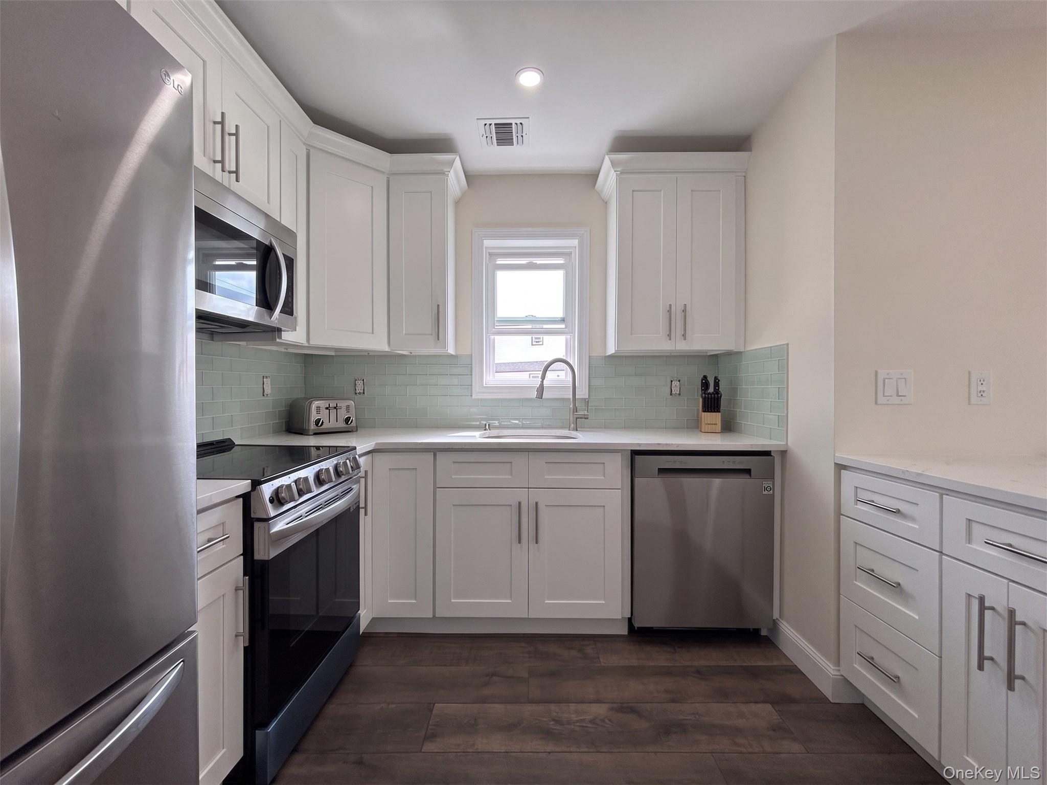 3323 Great Neck Road Property Photo 6