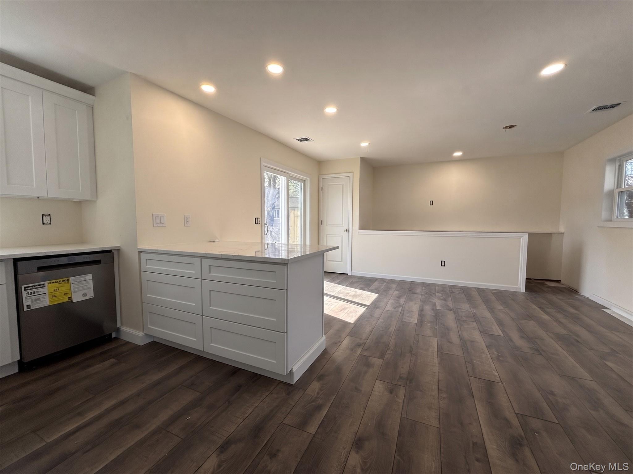 3323 Great Neck Road Property Photo 8