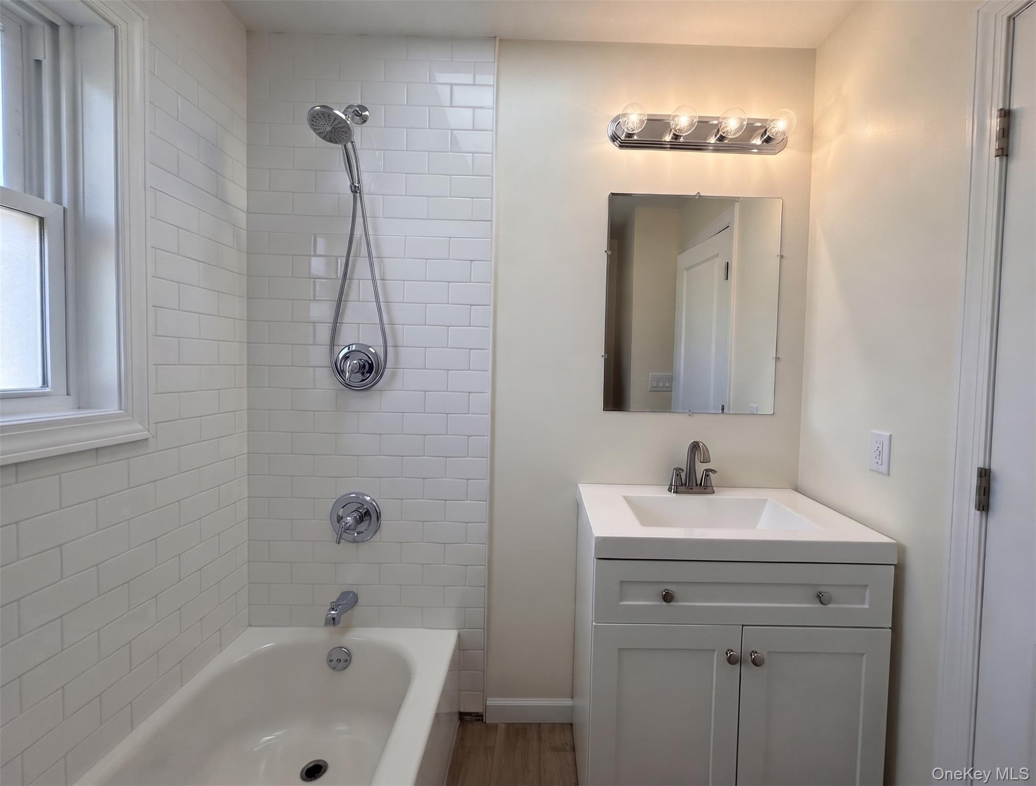 3323 Great Neck Road Property Photo 9