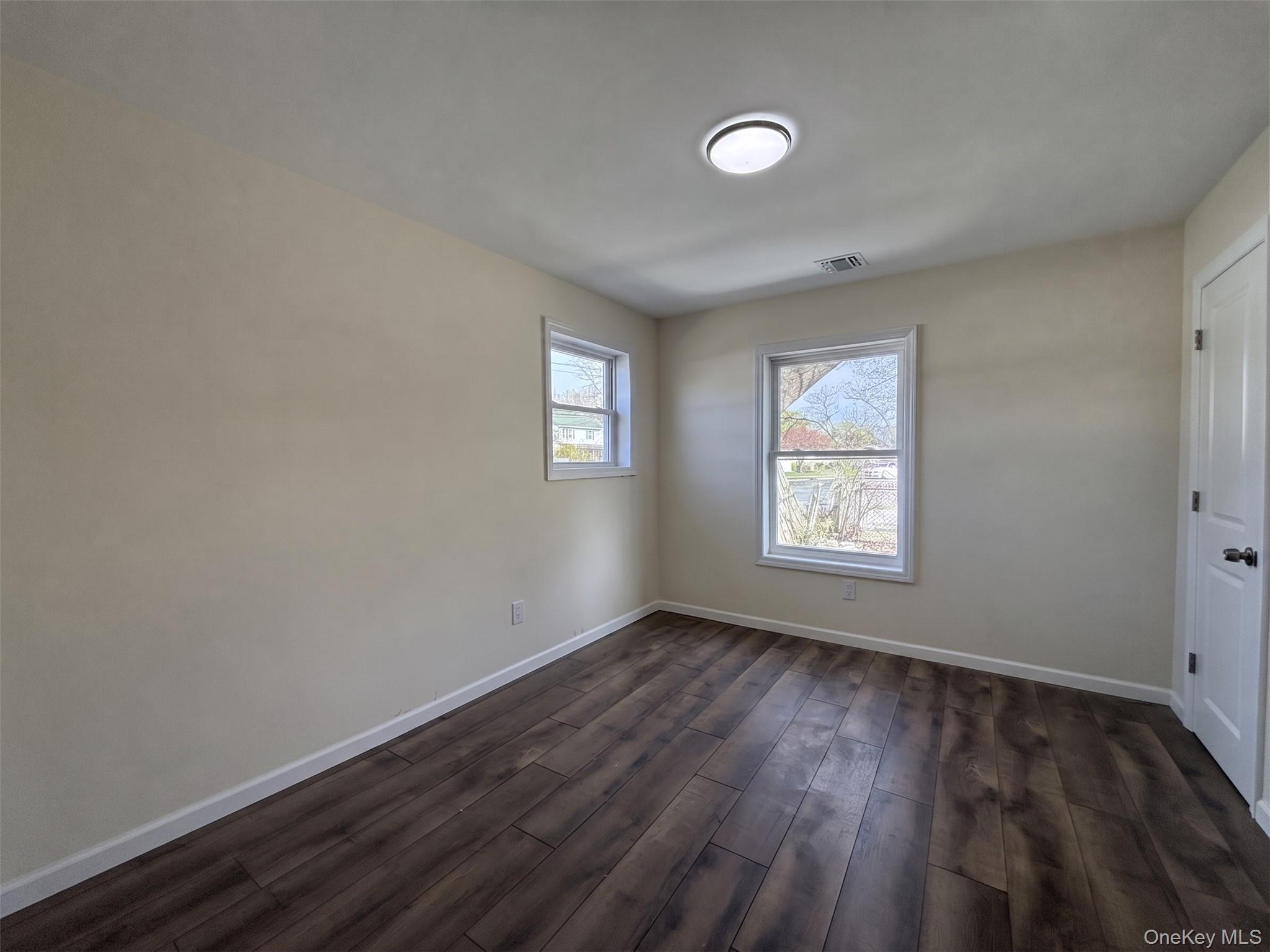 3323 Great Neck Road Property Photo 10