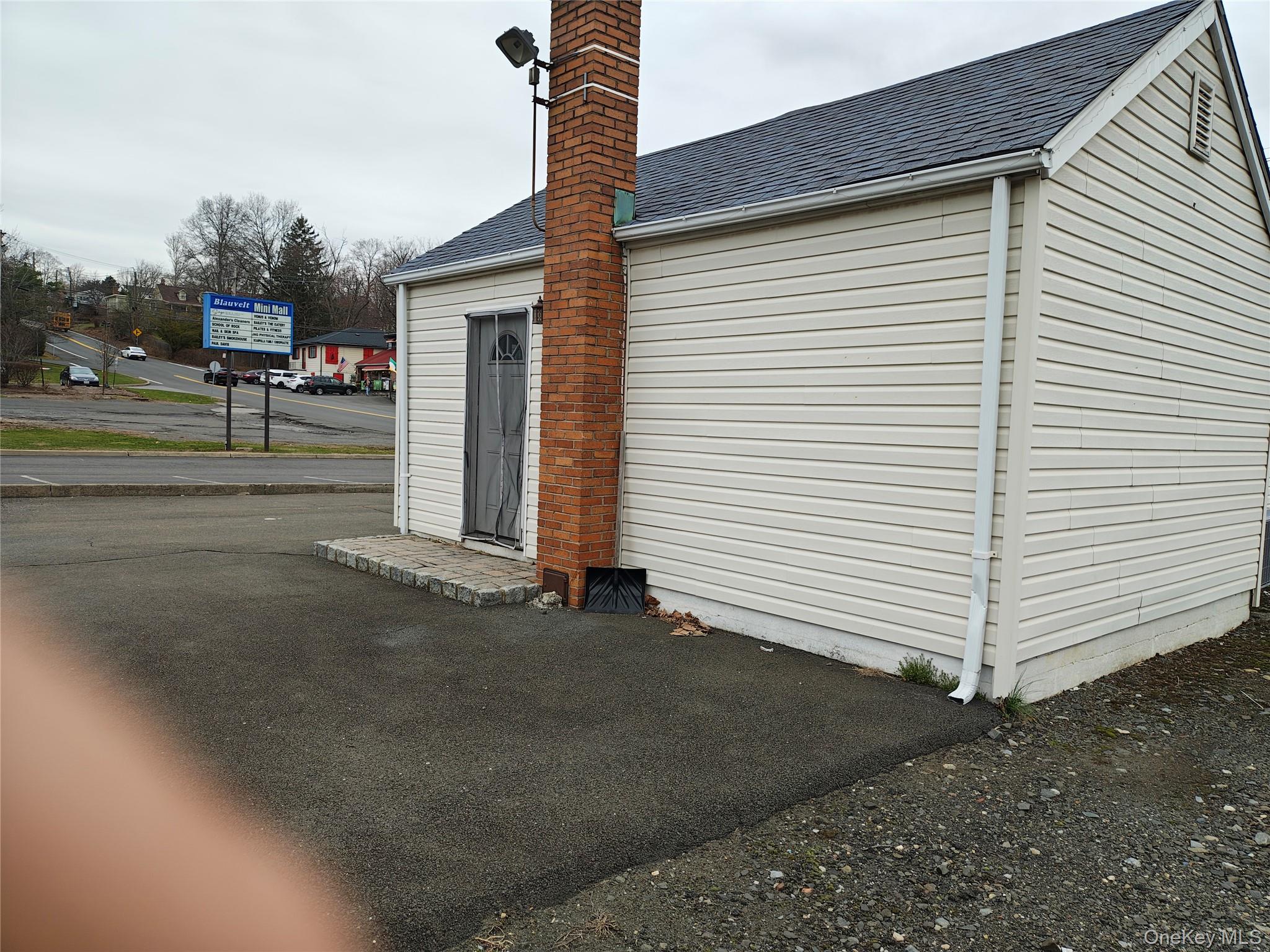 225 E Erie Street Property Photo 5