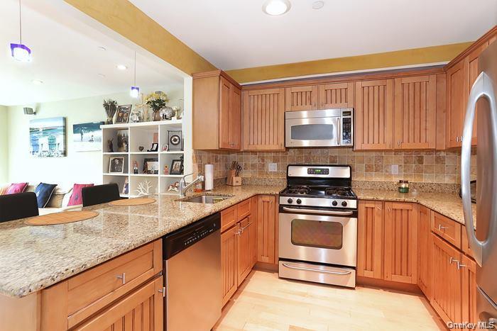 600 Clarence Avenue 2d Property Photo 9
