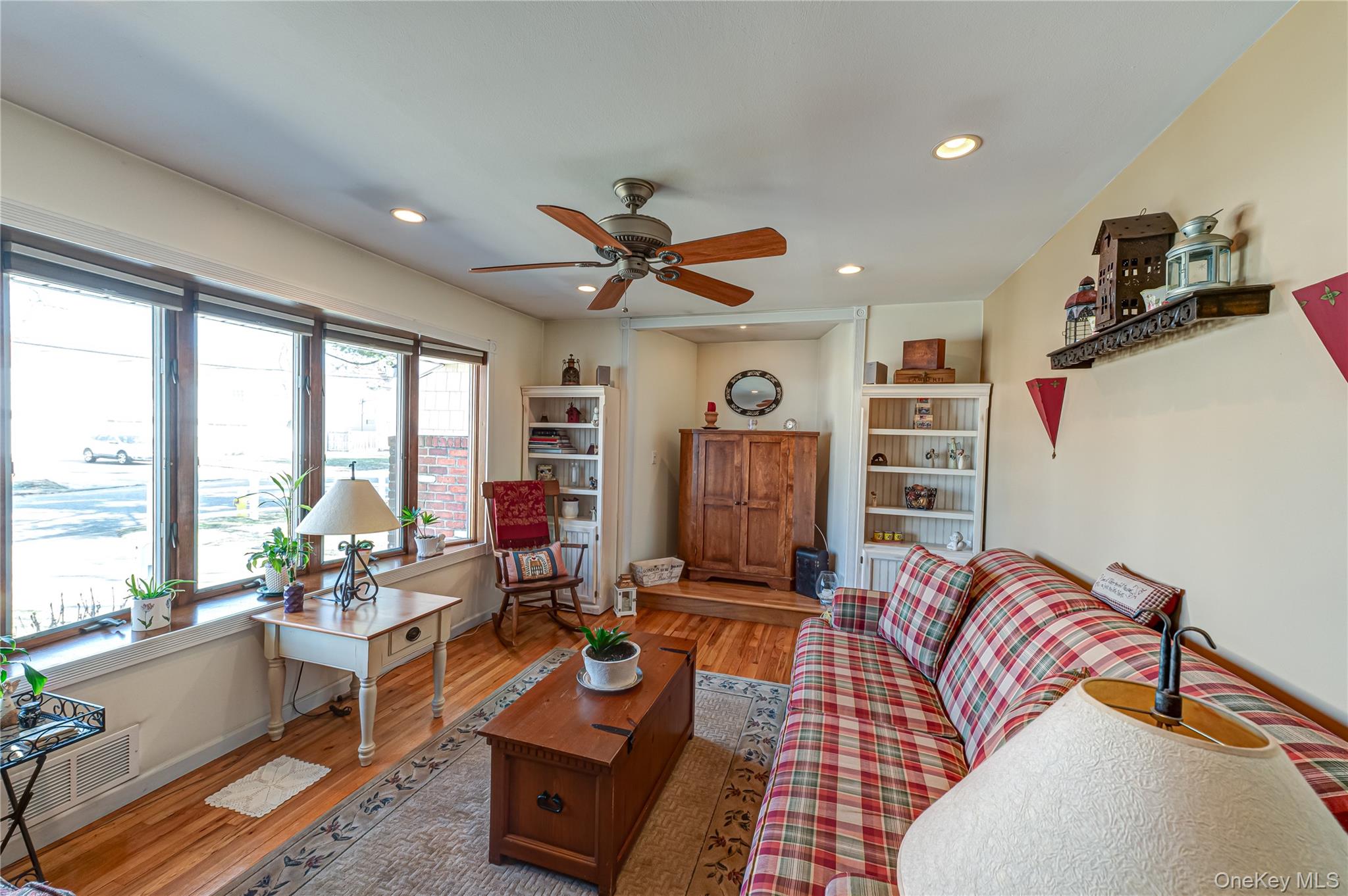 242 W 3rd Street Property Photo 4
