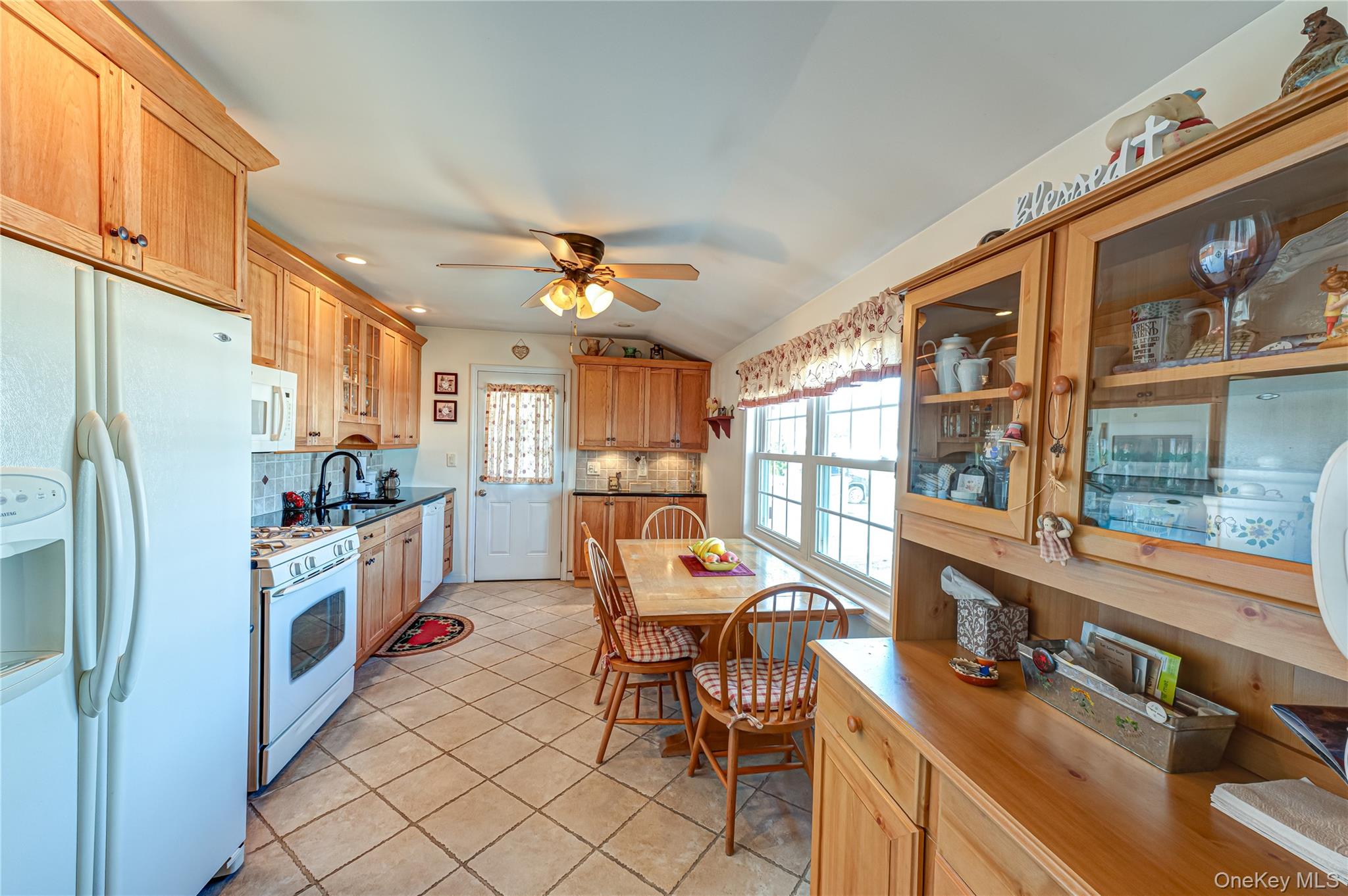 242 W 3rd Street Property Photo 12