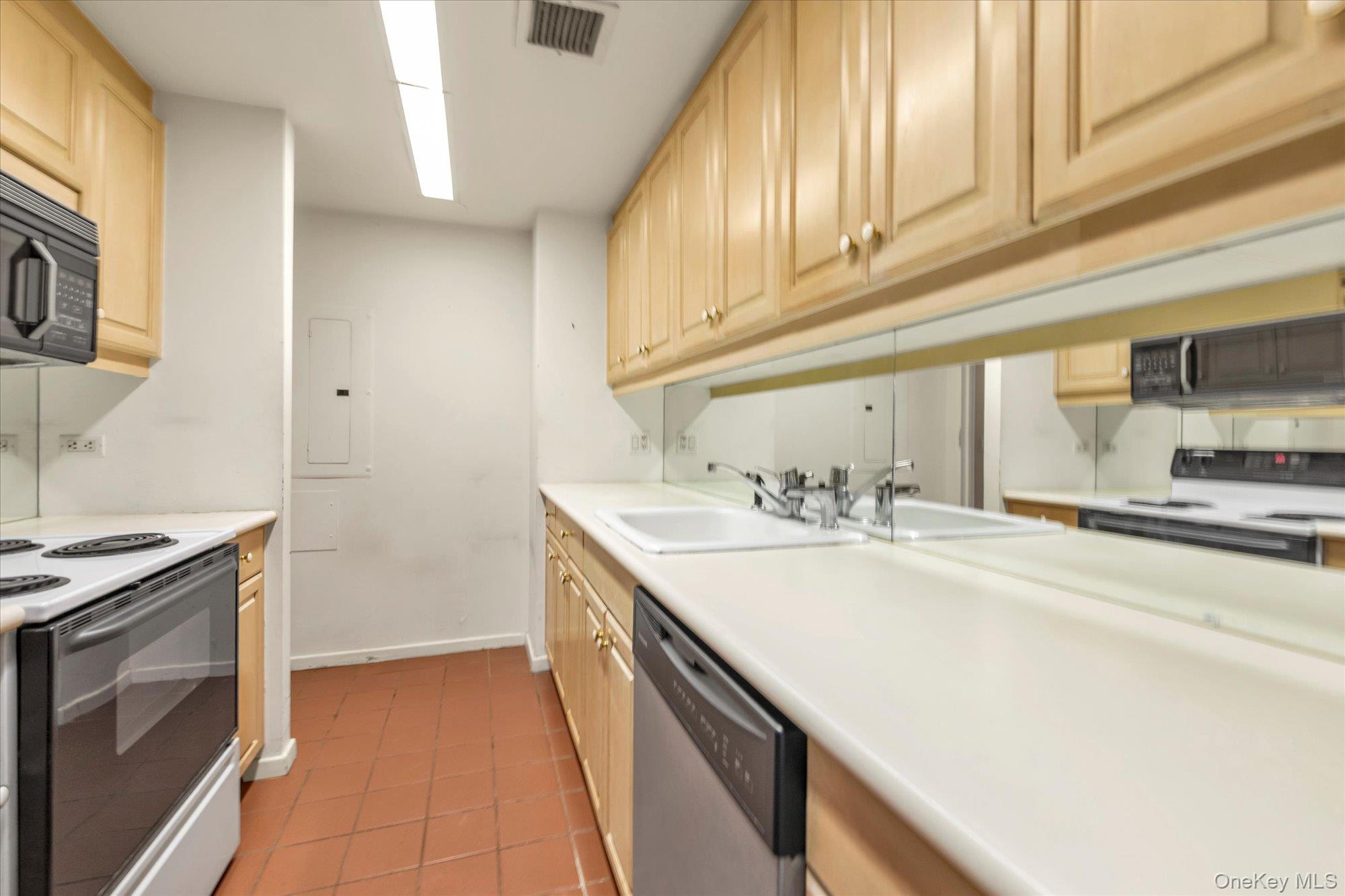 100 Hilton Avenue M3 Property Photo 4