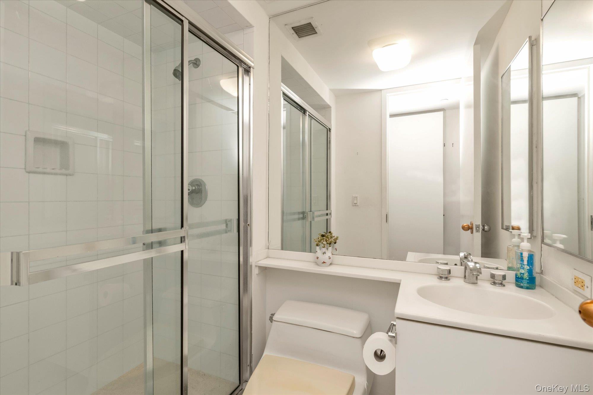 100 Hilton Avenue M3 Property Photo 10