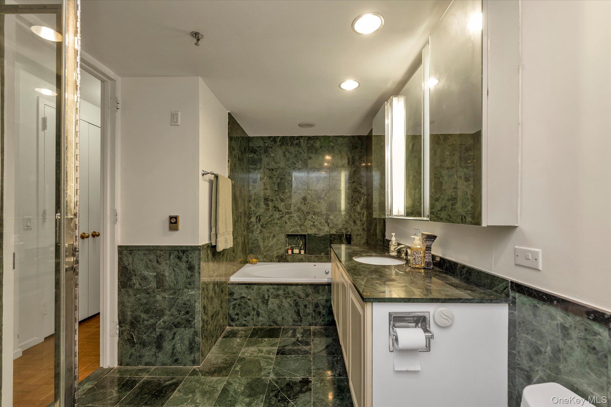 100 Hilton Avenue M3 Property Photo 11