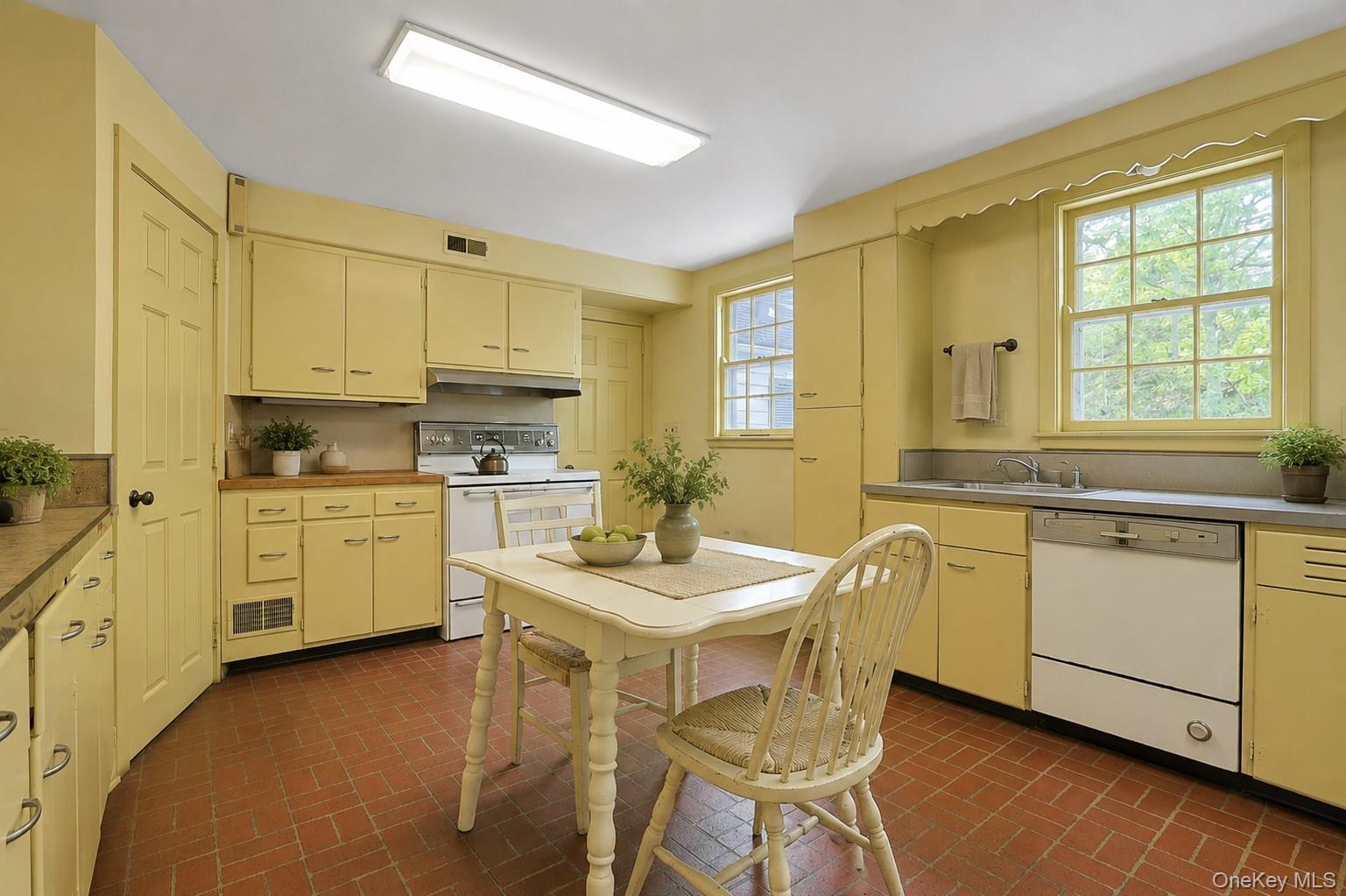 982 Bradley Parkway Property Photo 13