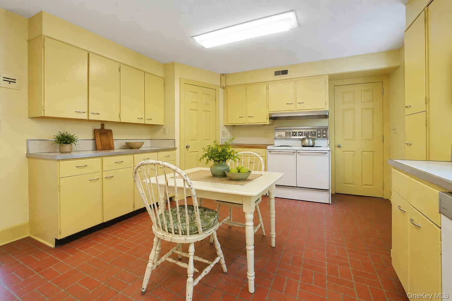 982 Bradley Parkway Property Photo 14