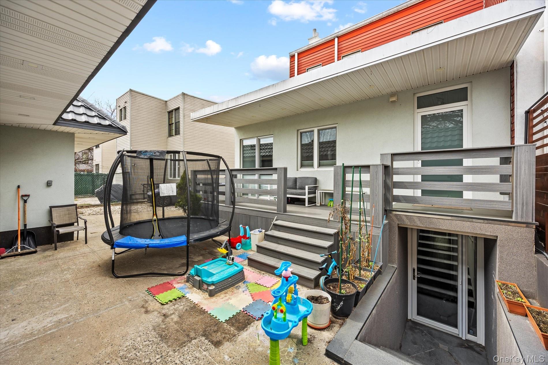 2020 Bleecker Street Property Photo 8