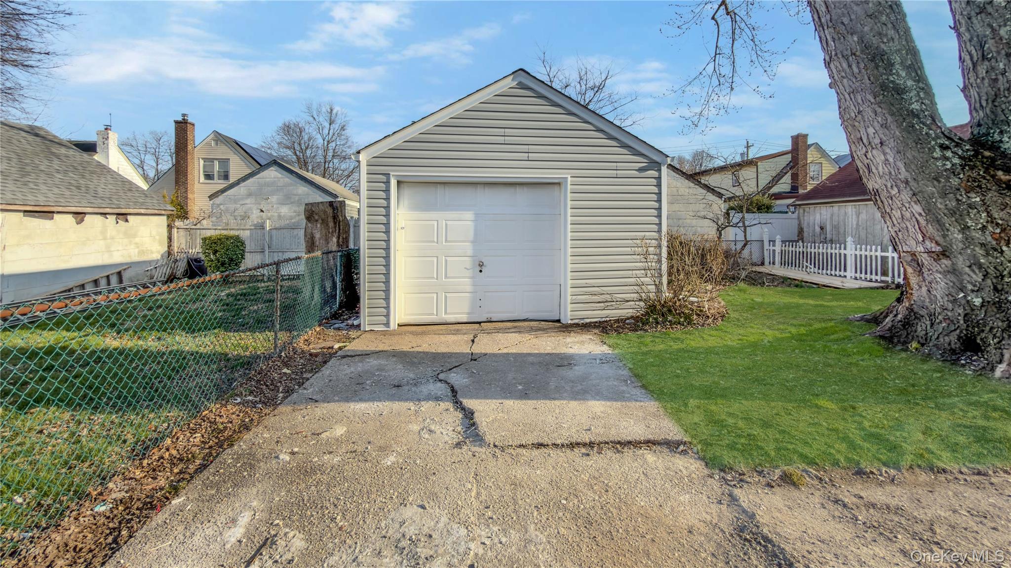224 Windsor Parkway Property Photo 8